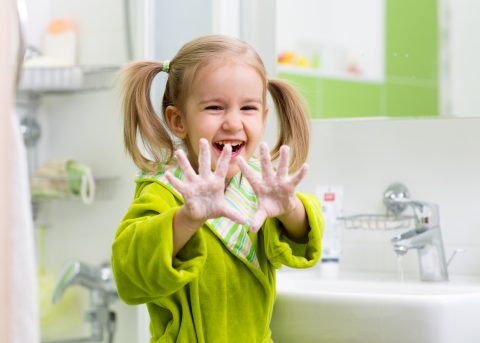 Coronavirus come lavarsi le mani _bambini che si lava le mani