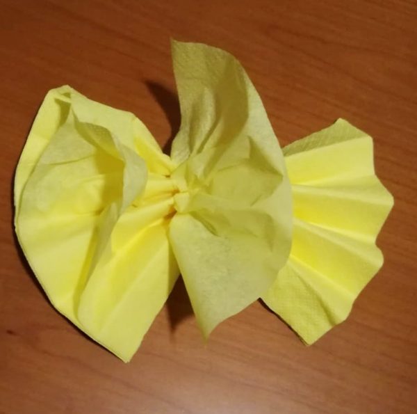 come fare i fiori con i tovaglioli di carta apri delicatamente