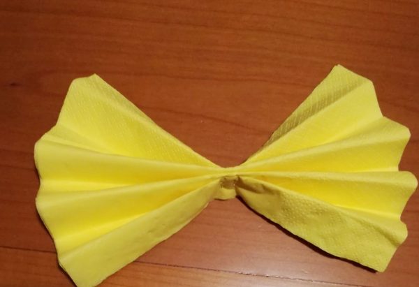 come fare i fiori con i tovaglioli di carta piega a fisarmonica