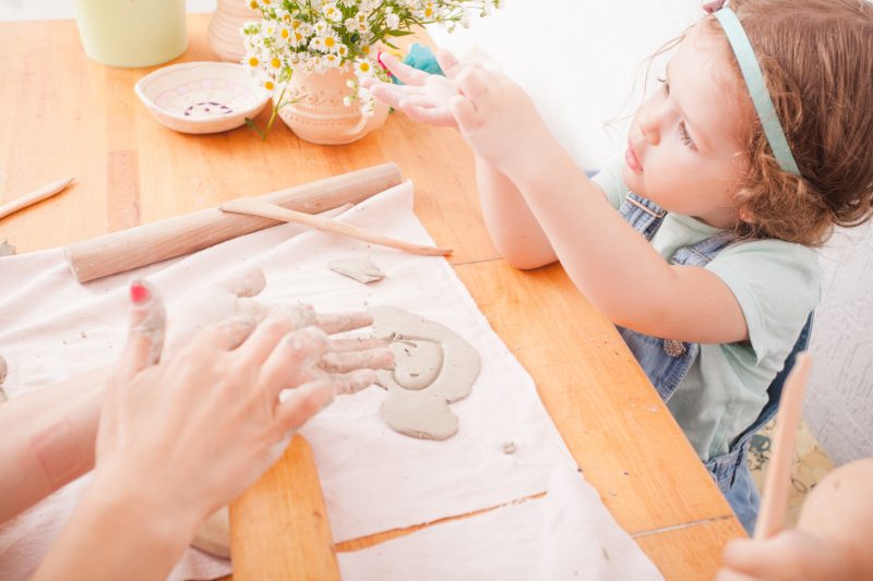 lavoretti di Pasqua con la pasta di sale _bambina gioca con la mamma