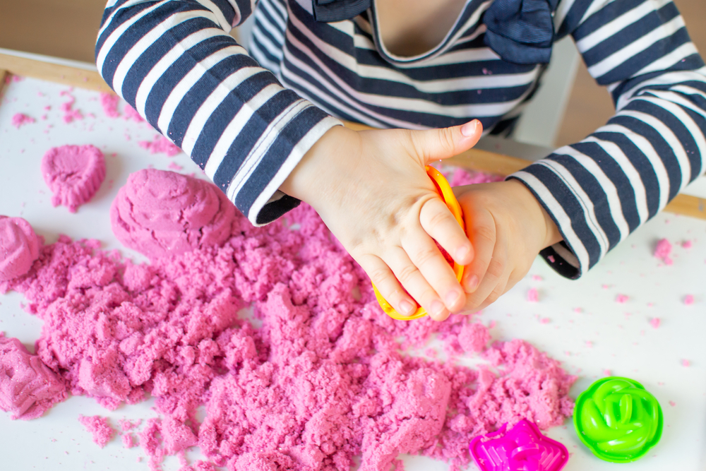  Come fare la sabbia magica in casa _bambina gioca con la sabbia cinetica rosa