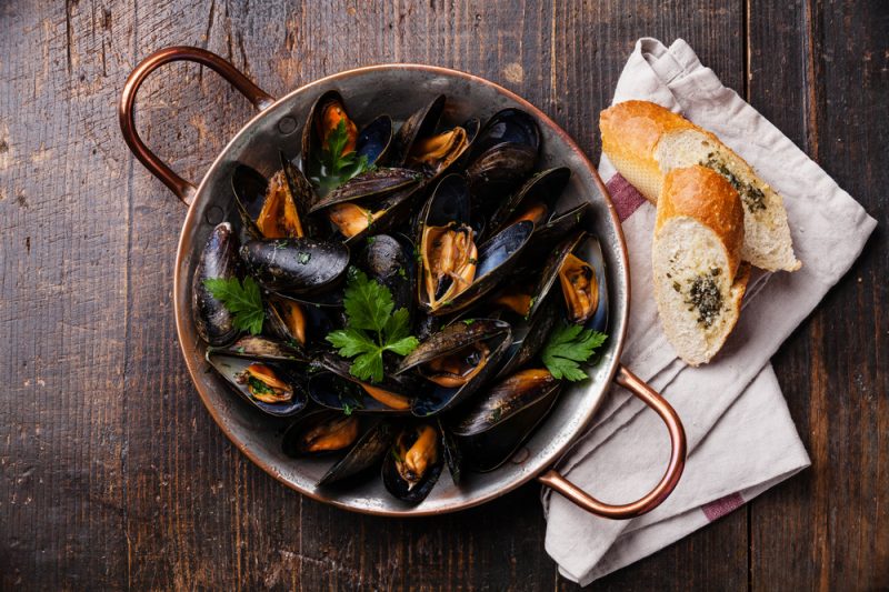 Le cozze devono: provenire da allevamenti sicuri e certi; essere freschissime;essere pulite accuratamente;essere cotte in maniera impeccabile;essere aperte. Le cozze chiuse vanno scartate e non mangiate.
