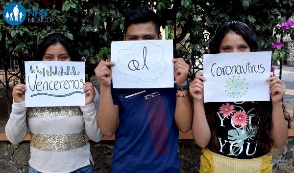 bambini con cartelli