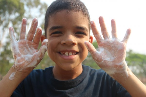 bambino che si lava le mani adozione a distanza 
