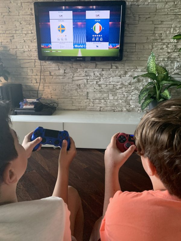 bambini che giocano ai videogiochi