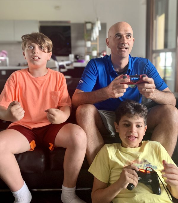 papà e bambini che giocano ai videogiochi 