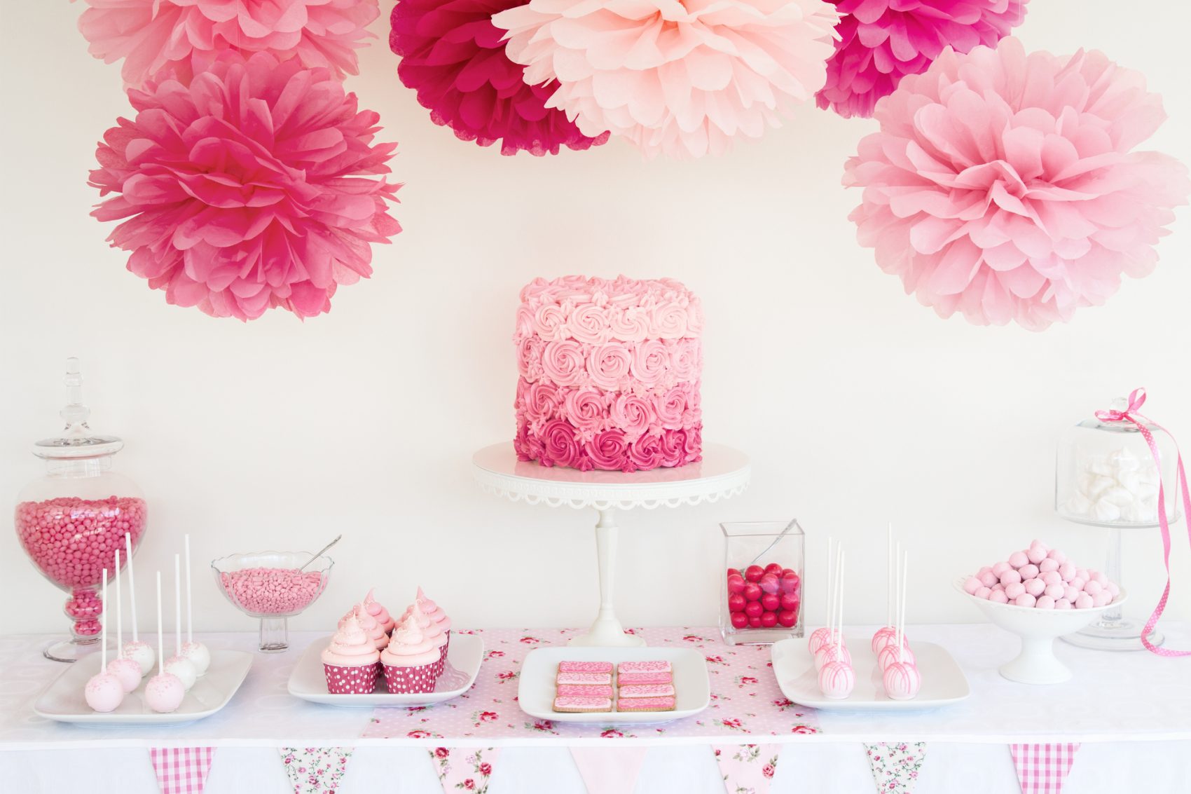 Addobbi per il battesimo: idee e suggerimenti con tulle, carta, palloncini