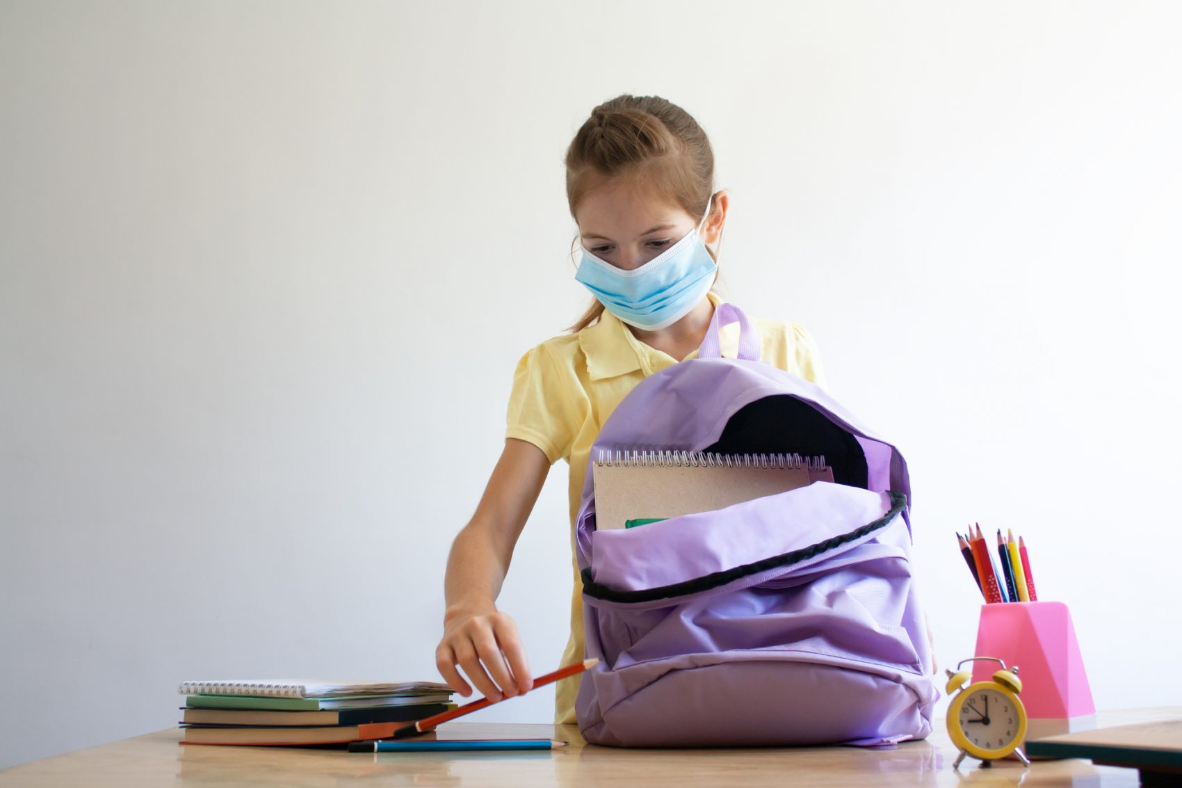 bambina con mascherina prepara rientro a scuola