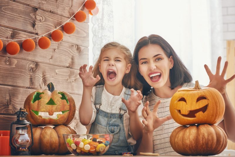 mamma e bambina che si preparano a caccia al tesoro a tema Halloween