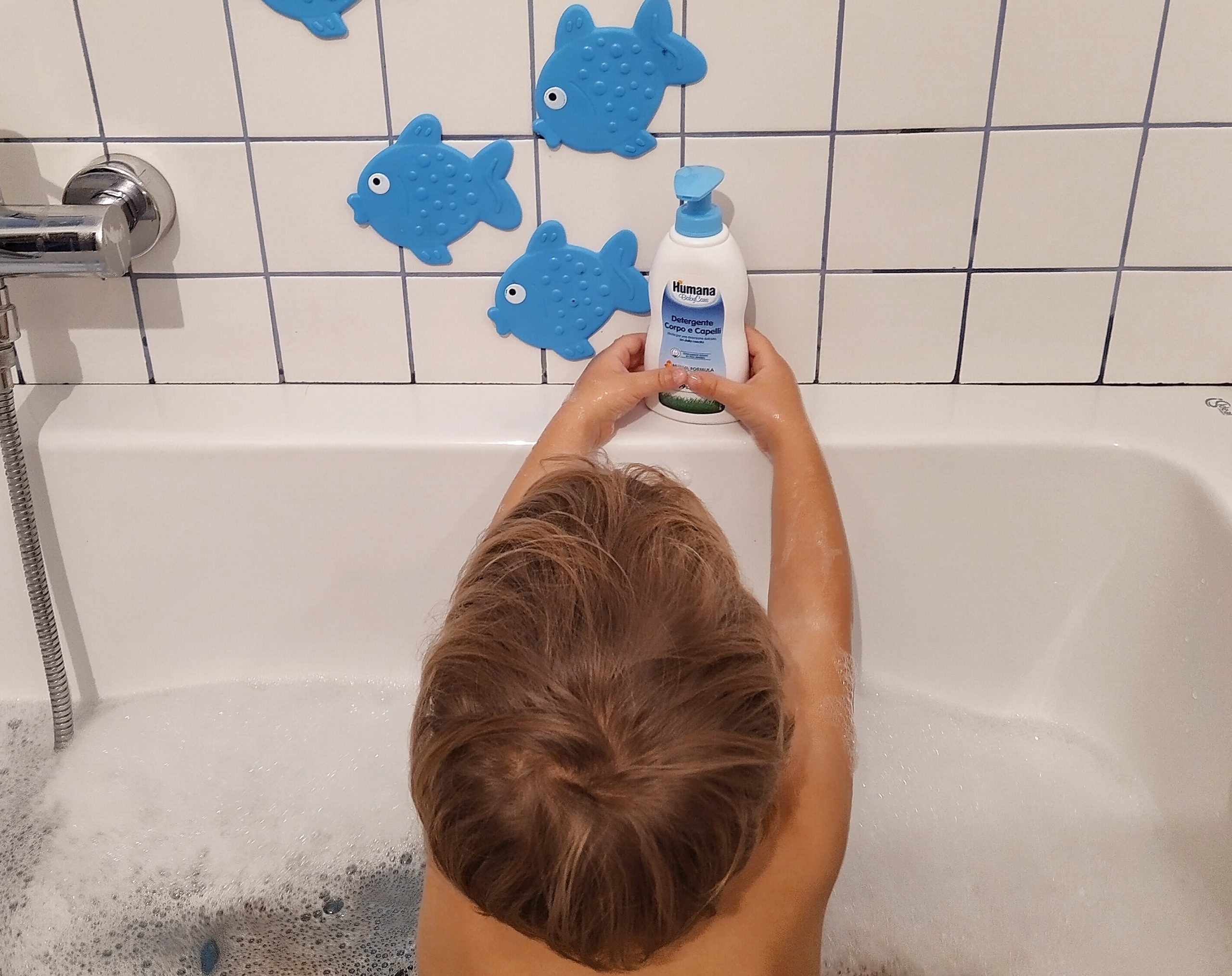 Detergente Corpo e capelli Humana BabyCare_bambino che gioca nel bagnetto