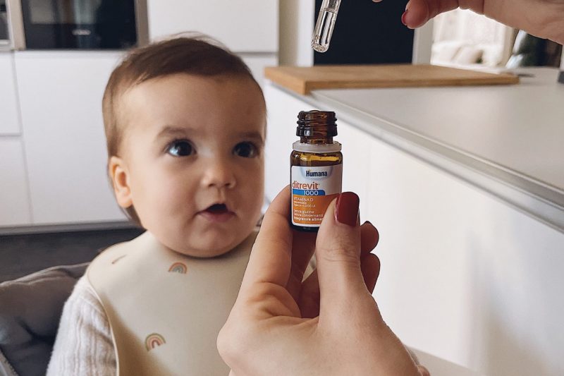 bambina che prende integratori di vitamina d