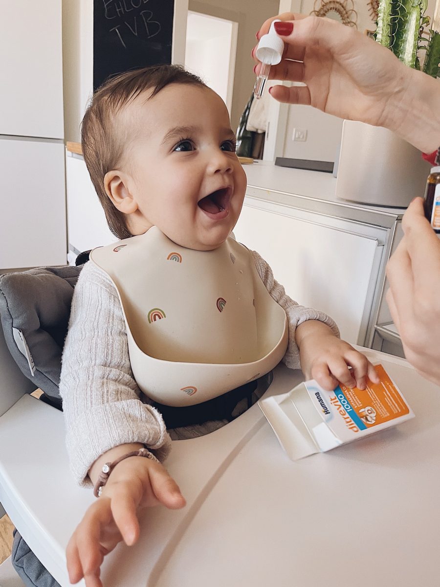 bambina che prende integratori di vitamina d