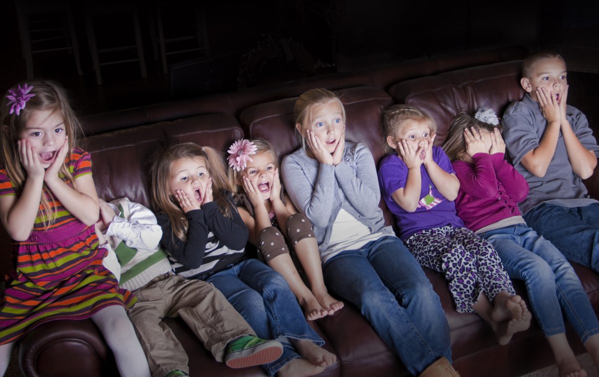 Bambini che guardano i film di halloween