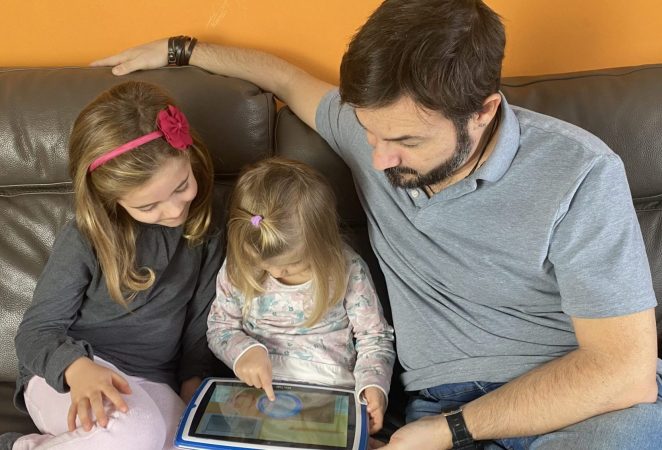 famiglia che gioca con mio tab lisciani regalo di Natale