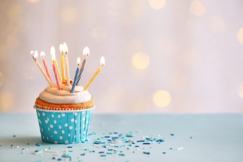 immagine per inviti festa di compleanno whatsapp cupcake