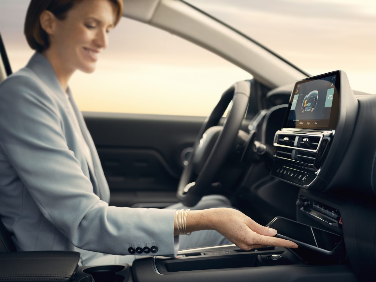 mamma che guida auto per la famiglia citroen