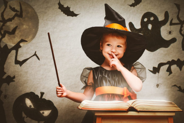 immagini di Halloween per whatsapp con bambina streghetta