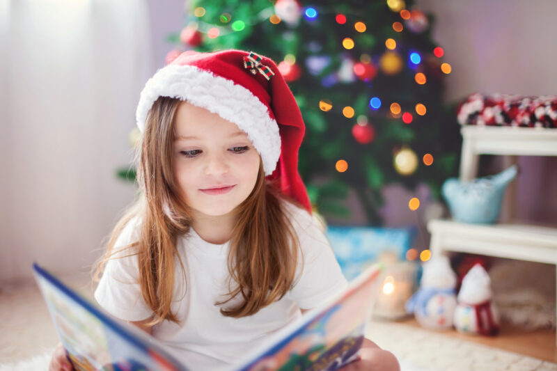 bambina che legge poesie di natale per bambini