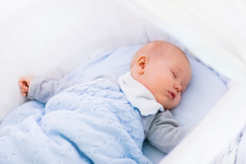 bambino che dorme nella culla con rumori bianchi per addormentare neonato