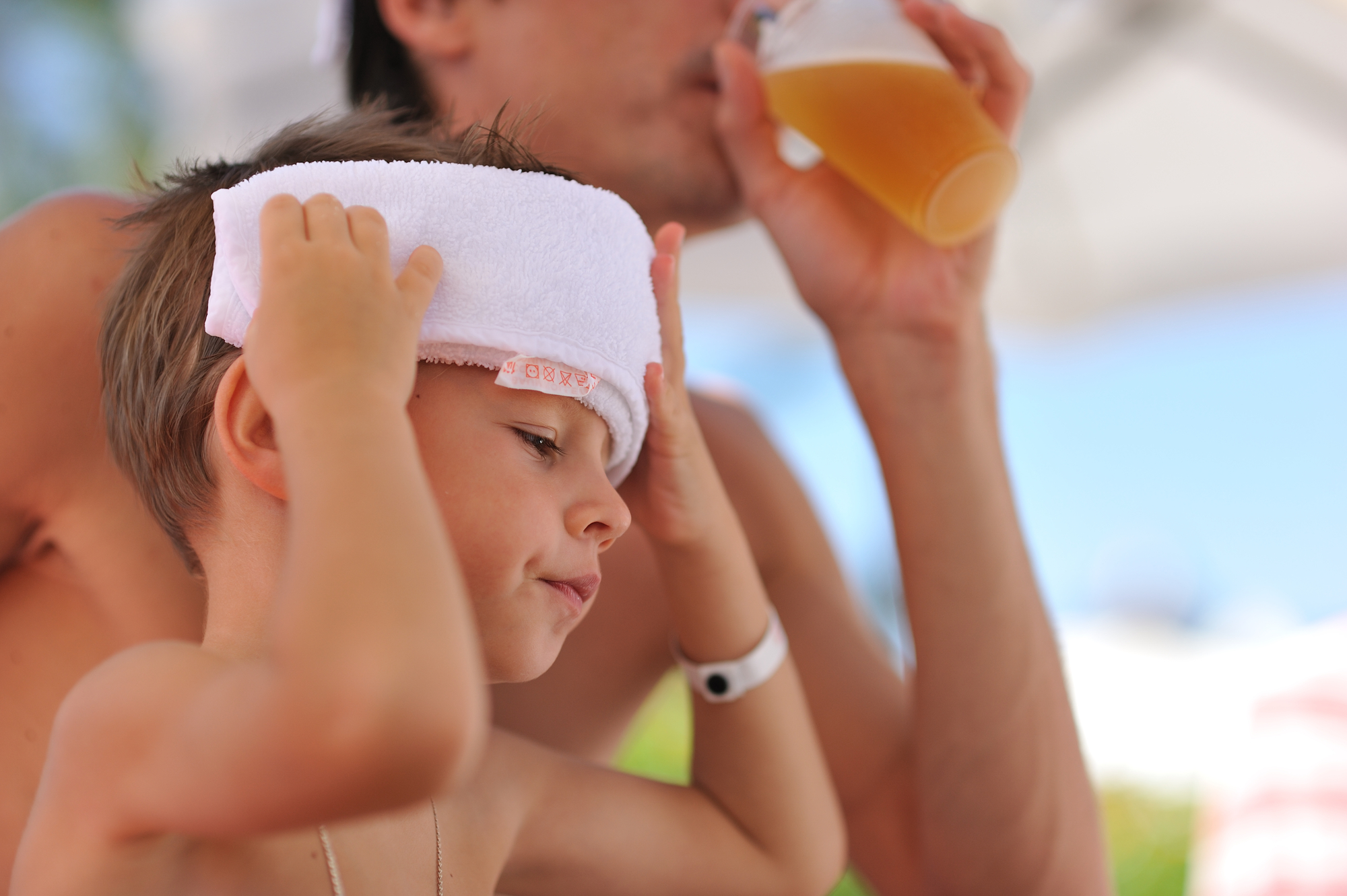 коктейли для детей. ребенок лето жара улица. лето жара дети. ребенку 5 лет жарко. перегревание у детей.